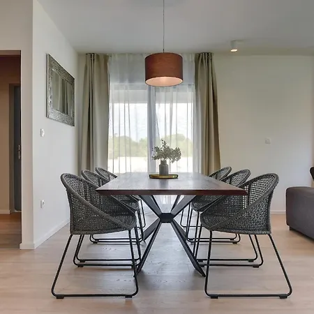 Modern Omnia With Pool And Grill In Pula * Loborika