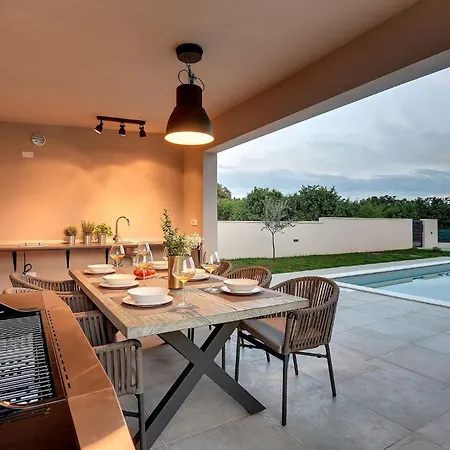 Modern Omnia With Pool And Grill In Pula *