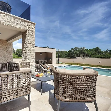 Modern Omnia With Pool And Grill In Pula