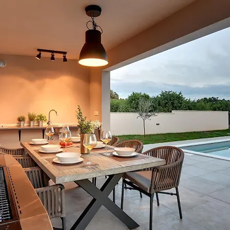 Modern Omnia With Pool And Grill In Pula Villa Loborika