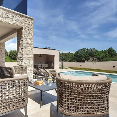 Modern Omnia With Pool And Grill In Pula Villa Loborika