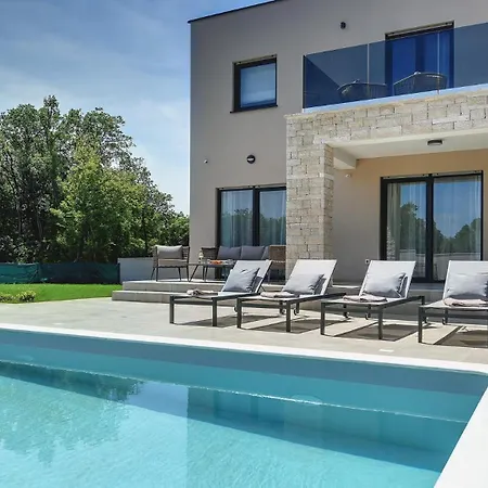 Villa Modern Omnia With Pool And Grill In Pula *