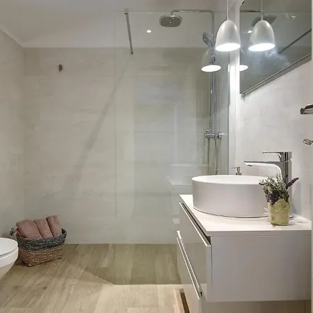 Modern Omnia With Pool And Grill In Pula *
