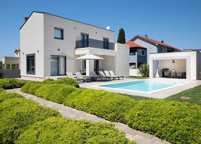 Villa Modern Omnia With Pool And Grill In Pula