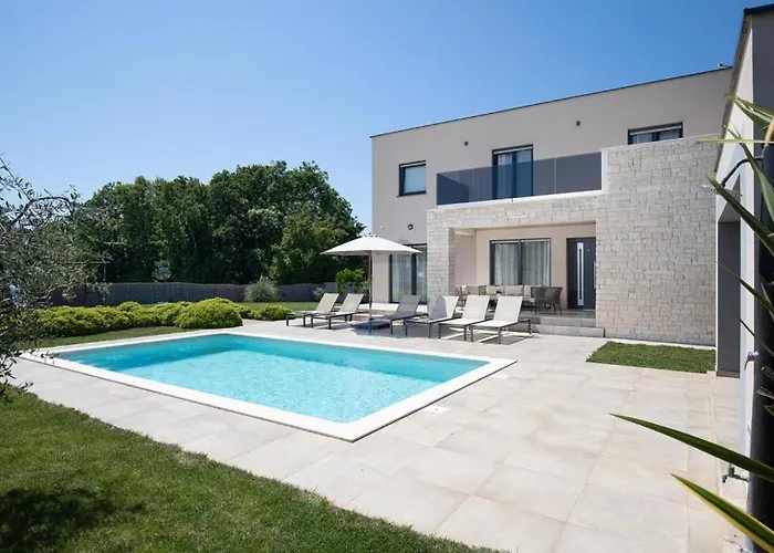 Modern Omnia With Pool And Grill In Pula Villa *