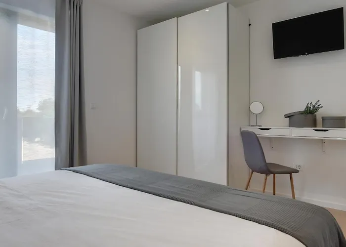 Modern Omnia With Pool And Grill In Pula *