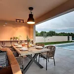 Modern Omnia With Pool And Grill In Pula *