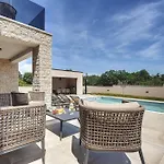 Modern Omnia With Pool And Grill In Pula