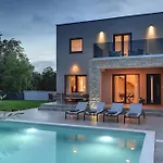 Modern Omnia With Pool And Grill In Pula Villa Loborika
