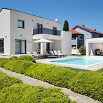 Villa Modern Omnia With Pool And Grill In Pula