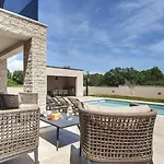 Modern Omnia With Pool And Grill In Pula Villa Loborika