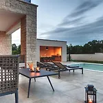 Modern Omnia With Pool And Grill In Pula Loborika