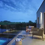 Modern Omnia With Pool And Grill In Pula فيلة