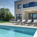 فيلة Modern Omnia With Pool And Grill In Pula *