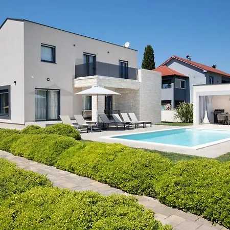 빌라 Modern Omnia With Pool And Grill In Pula