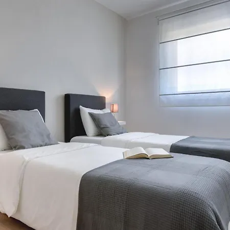 Modern Omnia With Pool And Grill In Pula 빌라