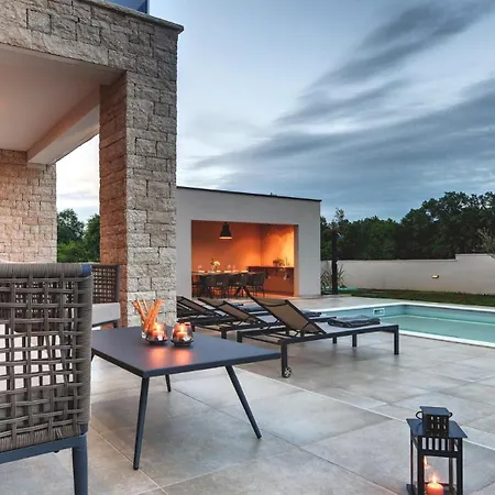 Modern Omnia With Pool And Grill In Pula Loborika