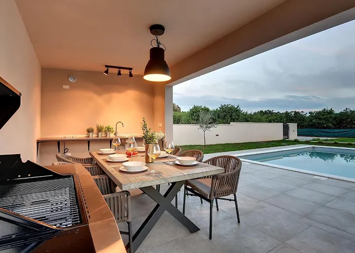 Modern Omnia With Pool And Grill In Pula *