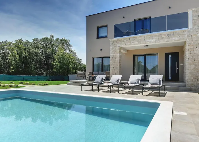 Modern Omnia With Pool And Grill In Pula Villa