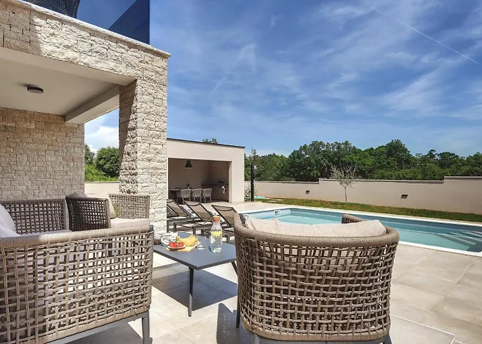 Modern Omnia With Pool And Grill In Pula Villa Loborika
