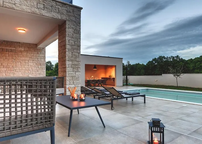 Modern Omnia With Pool And Grill In Pula Loborika